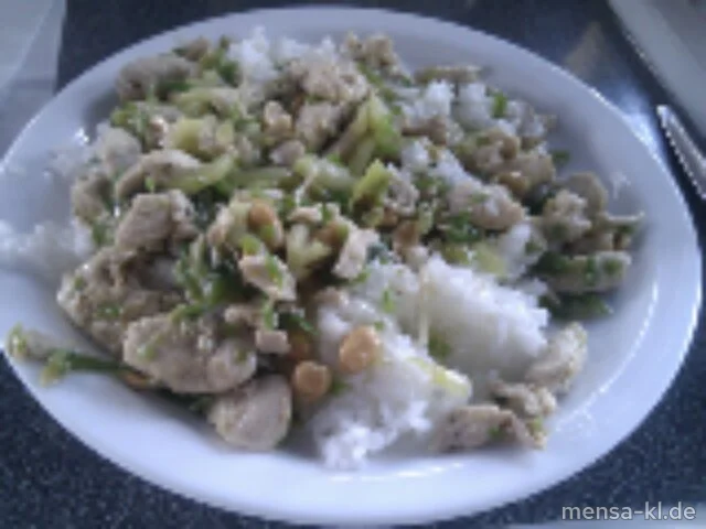 "Gong Bao Ji Ding": Hähnchengeschnetzeltes (G) mit Peperoni, Gurke und Erdnüssen, Duftreis