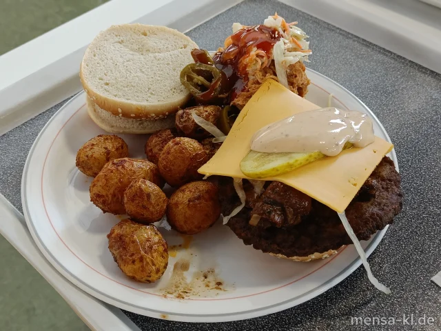 Plant Smash Burger, Green Oat Burger (Gl), Rinderburger (Sf,R), Pulled Turkey (G), verschiedenen Burgerbrötchen, Twisterpommes (Gl), Ofenkartoffeln, Topping-Station