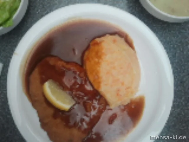 Paniertes Schweineschnitzel (S) mit Kartoffel-Karotten-Püree (3) und Salat