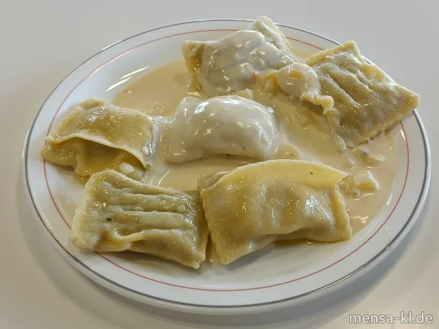 Maultaschen mit Fleischfüllung (1,Gl,Ei,Sl,S) mit Kartoffel-Käse-Soße (Gl,La,Sl) und Salat