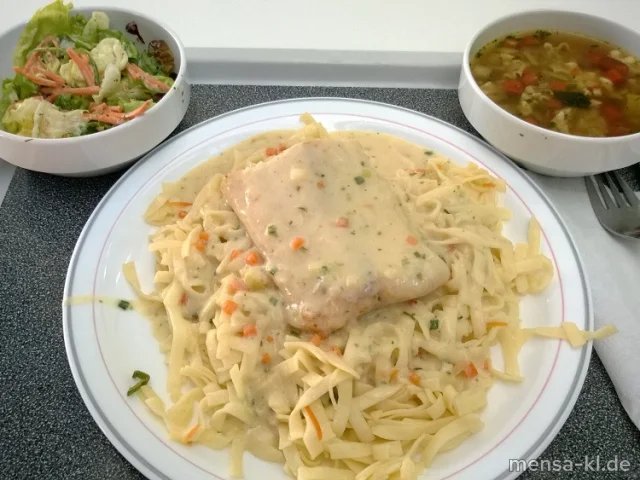 Mariniertes Hokifilet (F) auf Tagliatelle mit einer leichten Gemüsesoße und Salat