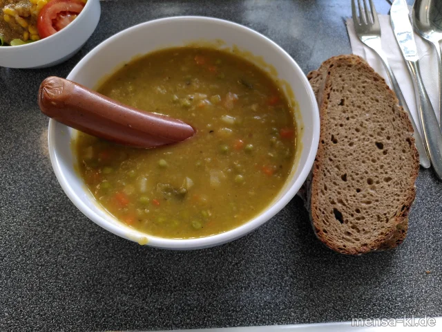 Erbseneintopf (Gl,Sl), dazu eine pflanzliche Brühwurst (1), Bauernbrot (Gl) und ein Beilagensalat nach Wahl