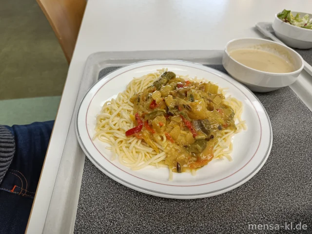 Asiatisches Curry mit Gemüse und Kartoffeln (Gl,La,Sf,So,V), dazu Mie-Nudeln (Gl,Ei,V) und Salat (V)