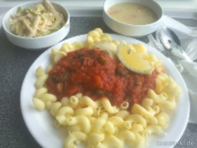 Gedünstetes Hoki-Filet auf Gemüse-Spaghetti mit Oliven-Tomatensugo (6) und Salat