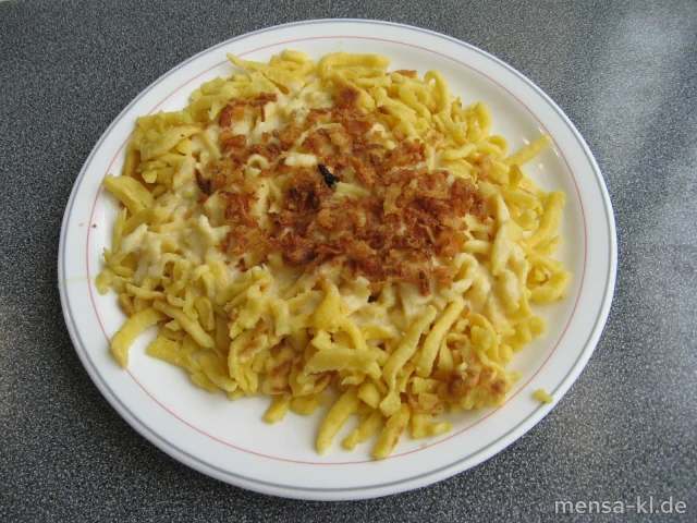 Frische Spätzle (V) mit Käsesoße (1,2,V,A), auf Wunsch mit Röstzwiebeln (V), dazu große Salatterrine und Dressing nach Wahl (V)