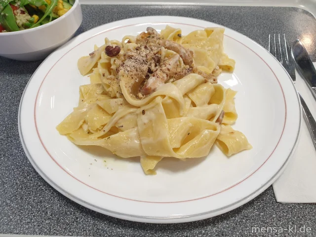 Pfifferlings-Carbonara (La,Sl,Sf) mit Eiernudeln (1), Haselnuss-Crunch (Nu) und Wildkräuteröl, dazu ein Beilagensalat nach Wahl