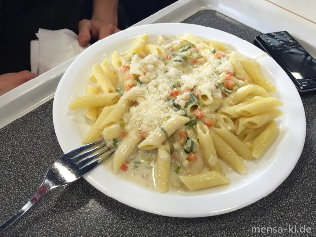 Große Portion Nudeln mit Gemüse-Sahnesoße (Gl,La,Sl,V), Grana Padano (2,Ei,La,V) und Salat (V)