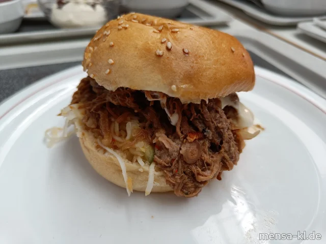 Gezupftes Kalb im Zitronen-Brioche (1,2,3,Gl,Sf,Se,K), Ingwer-Mayonnaise (1,2,5,9,Gl,Ei,Sw,Sf,So) und Apfel-Selleriestroh (3,Sl,Se), dazu Eisbergsalat