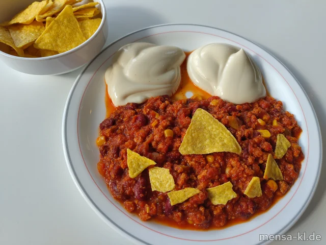 Chili Tex-Mex mit Sojahack, Paprika, Kidneybohnen und Mais (Sf,So), dazu Tortilla-Chips, veganer Sour Cream-Dip (Gl,Nu,Sf) und Salat