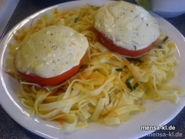 Zwei halbe Fleischtomaten (V) mit Kräuterfrischkäse überbacken, Gemüse-Tagliatelle und Salat