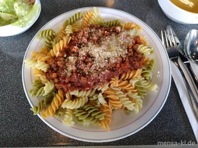 Fusilli (1,Gl) mit Linsenbolognese (1,5,Sw), Hartkäse (La) und Salat