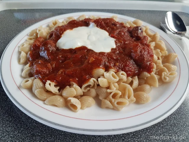 Pasta Calabrese mit Salsiccia (1,8,Se,S), Vollkorn-Boccolini (Gl) und Sour Cream (La), dazu einen Beilagensalat nach Wahl