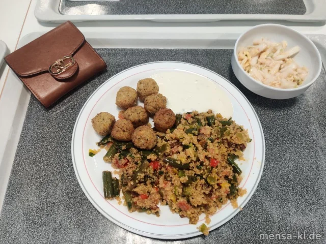 Quinoa mit Bohnen, Mais und Ingwer (2,Sl,Se), Falafel (1,Gl,Sl), dazu Joghurt-Minz-Dip (La) und ein Rohkostsalat