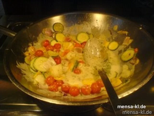 Mediterrane Gemüsepfanne (V), Pipe Rigate, geriebener Hartkäse
