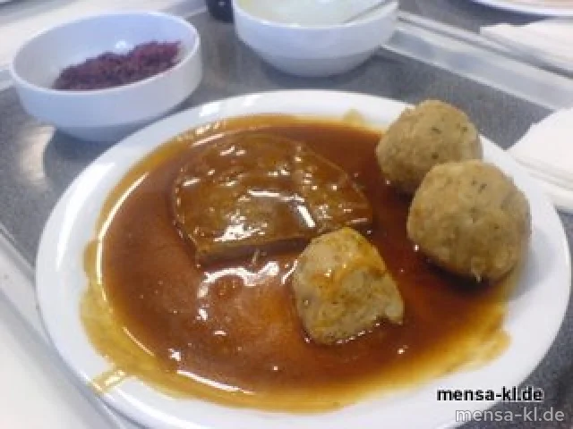 Rinderbraten in Burgundersoße, drei Semmelknödel (2/3) und Rotkohl 