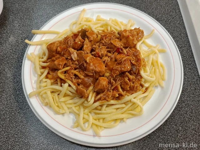 Putengulasch in Paprikarahmsoße (Gl,La,G), dazu Spätzle (Gl,Ei) und Salat