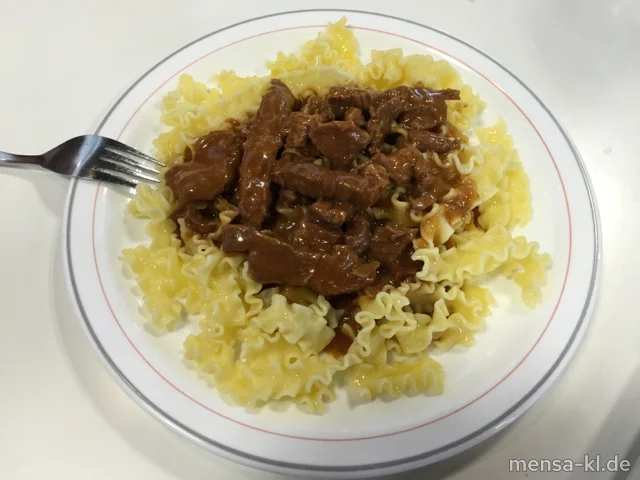 Rindergeschnetzeltes (R,Lfrei) in Whisky-Soße (A), Eiernudeln (Lfrei) und Weißkohlsalat 'Coleslaw'
