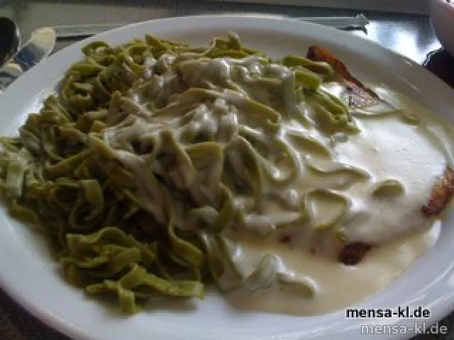 Frisches Truthahnsteak mit Käsesoße und Tagliatelle verde