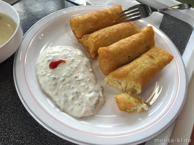 Vier Kartoffeltaschen mit Frischkäse gefüllt (La,V), dazu Kräuterquark (La,V) und Salat (V)