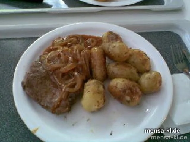 Holzfällersteak (S) vom Schweinekamm mit Schmorzwiebeln und gebackenen Kartoffeln