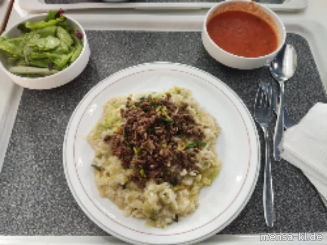 Wirsing-Risotto aus dem Ofen mit Hackfleisch (Gl,R), dazu Salat