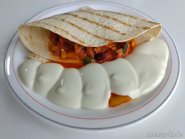 Fajita Pueblo mit planted.chicken, Bohnen, Paprika, Zucchini und Zwiebeln, Sour Cream (Gl,Nu,Sf), Tortillas (Gl) und Salat