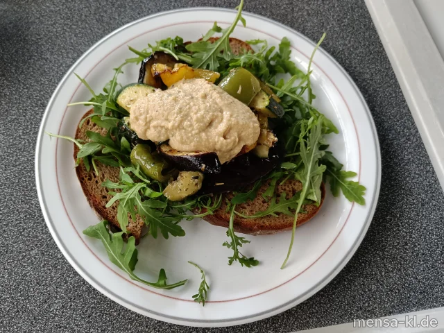 Antipasti Variation mit Humus und Röstbrot (Sauerteigbrot) (Gl,Sf), dazu Karottensalat (1,5,Sw)