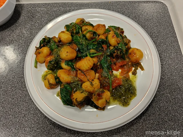 Gnocchi-Tomaten-Pfanne mit Spinat (Gl,Ei) und Pesto (Nu,La), dazu Karottensalat (1,3,5,9,Gl,Nu,Ei,La,Sw,Sf)