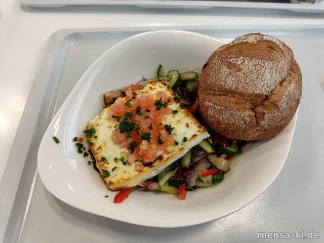 Salatglück: Griechischer Gurkensalat mit Paprika, Tomaten, Zwiebeln und Oliven (3,Sl,V), dazu gebackener Schafskäse (La,V) und ein rustikales Körnerbrötchen (V)