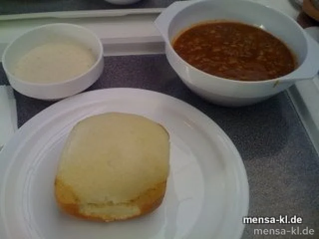 Ungarische Gulaschsuppe (R/4), dazu eine große Dampfnudel  mit Vanillesoße