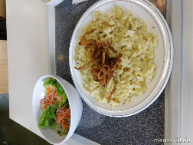 Käsespätzle (2,Gl,Ei,La,V) mit Röstzwiebeln (Gl,V), dazu eine große Salatterrine (V)