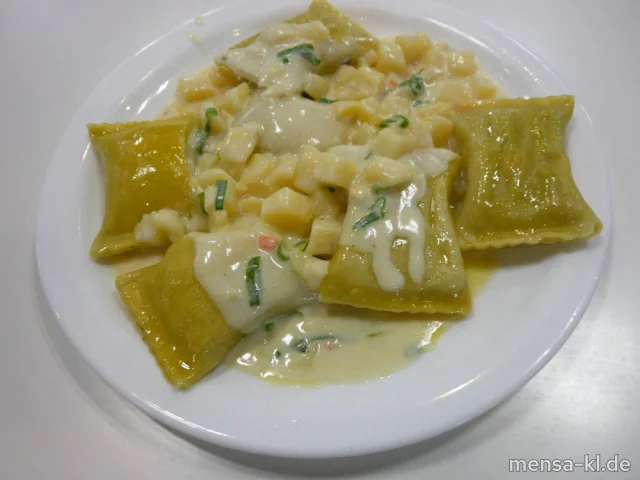 Gemüse-Maultaschen (Gl,Ei,La,Sl,V) mit Kartoffel-Käse-Soße (Gl,La,Sl,V) und Salat (V)