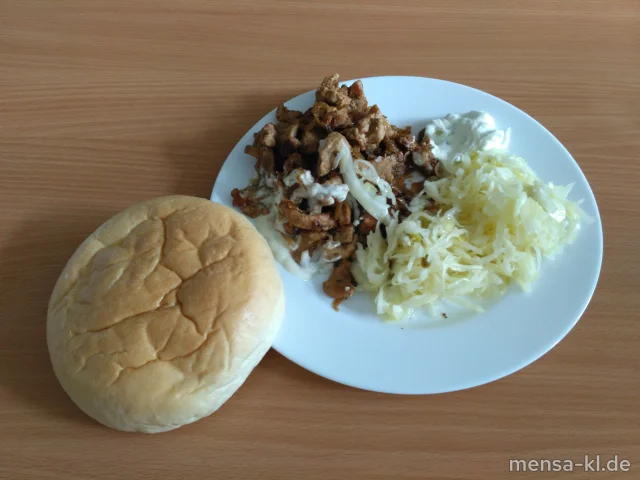 Putengyros (G) mit Tzatziki (1,9,Gl,Ei,La,Sf), dazu ein Dönerbrot (Gl,Se)