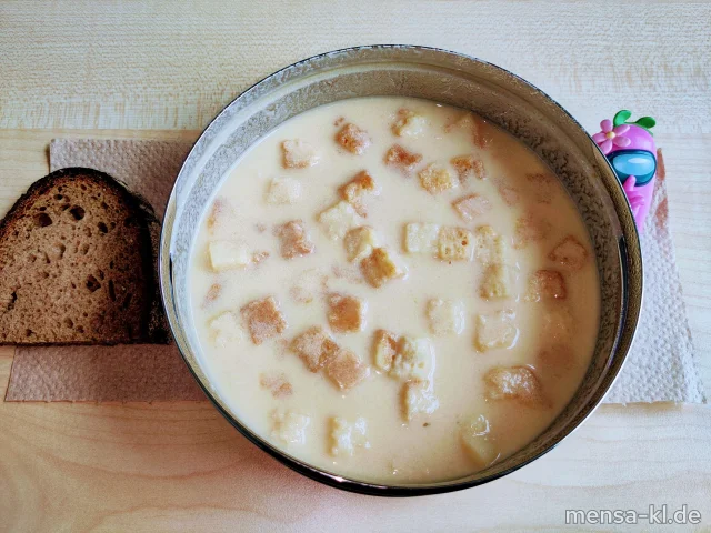 Käsesuppe mit Croutons (1,Ei,La,Sl,Sf), dazu eine Scheibe Bauernbrot (Gl)