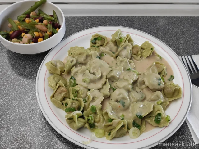 Vegane Tortellini (1,Gl), Sojarahmsoße (1,Gl,So) und Bohnen-Mais-Salat (1,5,Sw)