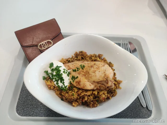 Hähnchenbrustfilet (G) auf scharfem Curry-Bulgur (Gl,Kr,Se), dazu Limetten-Joghurt-Dip (La)