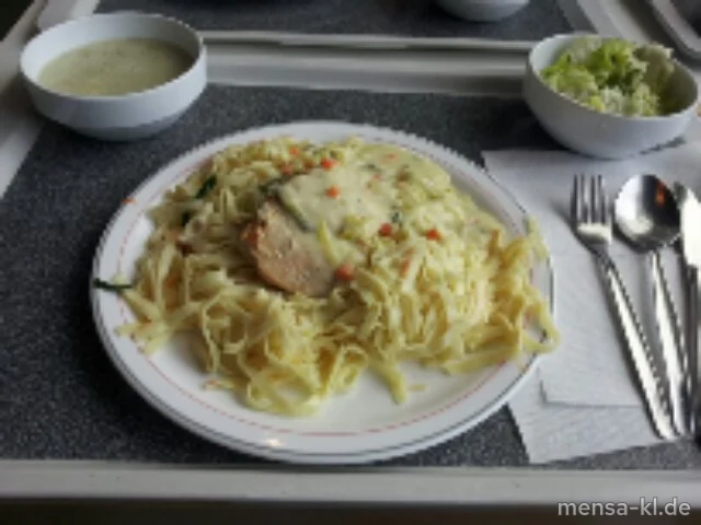Tagliatelle mit Wildlachsfilet (F), Pinot-Grigio-Lauchsoße (A) und Salat