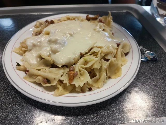 Herbstliche Pfifferlings-Farfalle mit Birne, Pancetta (Schweinspeck) und Bergkäse (2,Gl,La,S)