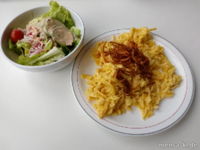 Käsespätzle (2,Gl,Ei,La,V), Röstzwiebeln (Gl,V), dazu eine große Salatterrine und Dressing nach Wahl (V)