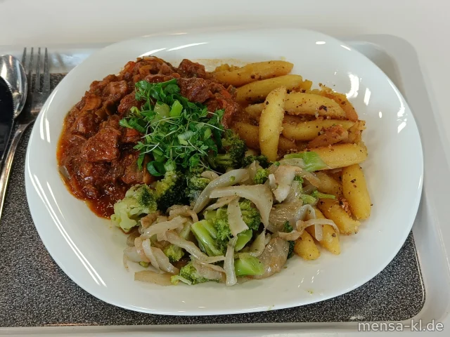 Winzergulasch mit BIO-Rindfleisch und BIO-Schweinefleisch (5,Gl,Sw,A), dazu Schupfnudeln (Gl) und Fenchel-Broccoli Gemüse (1)