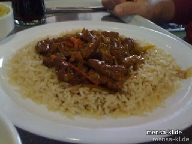 Rindergeschnetzeltes "Stroganoff" mit Zwiebel, Gewürzgurke (1/3/9) und Paprika, Reis und Salat