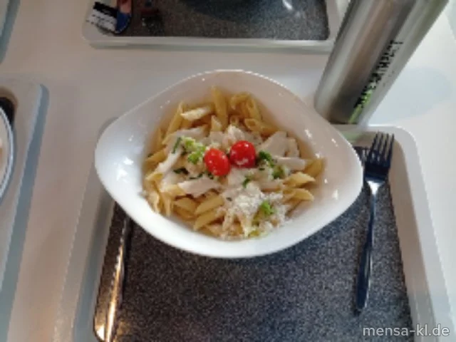 Penne Rigate (Gl) im Formaggio di Grana Laib geschwenkt (La), dazu Kräuter-Sahne-Soße (La,Sf), gehobelter italienischer Hartkäse (La) und Tomaten-Topping