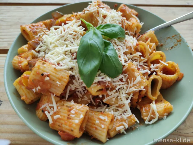 Rigatoni mit mediterranem Gemüse in Tomatensugo (3,Gl), dazu auf Wunsch mit Basilikumpesto (La)