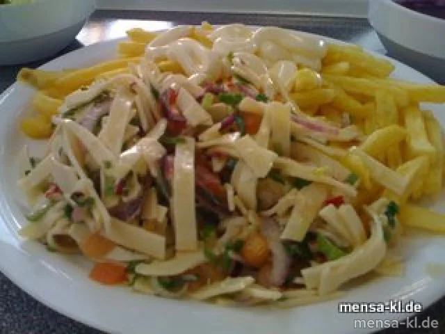 Käsesalat mit Emmentaler und Tomaten, Pommes-Frites und Salat