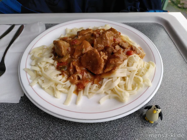 BIO Schweinegulasch vom Bärenbrunnerhof in Paprikasoße (La,S) mit High Protein Bandnudeln (Gl) und Salat