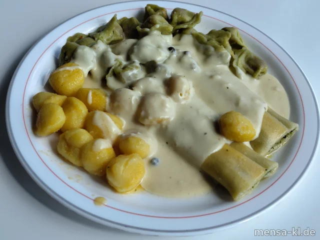 "Combinazione": Cannelloni mit Ricotta-Spinatfüllung (1,Gl,Ei,La), Tortellini mit Gemüsefüllung (1,Gl,Sl) und Gnocchi (Gl,Ei), dazu bunter-Pfeffer-Soße (Gl,La) und Salat