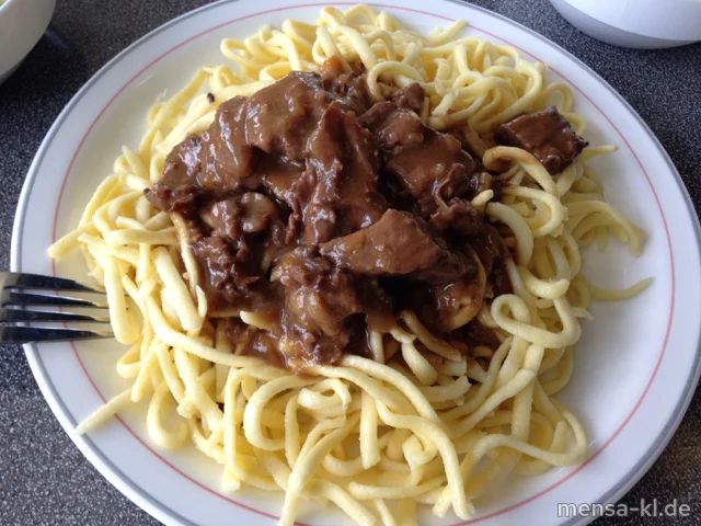 Sauerbratengulasch (R,Lfrei,A) mit Spätzle (Lfrei) und Endiviensalat (Lfrei)