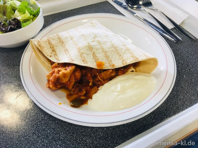 Fajita Pueblo: Geschnetzeltes Truthahnfleisch mit Paprika, Zucchini und Zwiebeln (Sl,G) mit Sour-Cream-Dip (9,Gl,Ei,La,So), Tortillas (Gl) und Salat