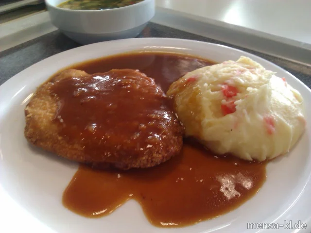 Paniertes Schweineschnitzel mit Karotten-Kartoffelpüree (3) und Salat