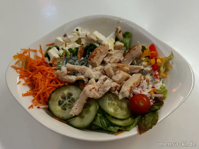 Caesar-Salat mit Hähnchenbruststreifen, Tomate, Parika, Salatgurke, Hirtenkäse und Ei (Ei,La,Sf,G), dazu ein Knoblauch-Senf-Dressing (1,9,Gl,Ei,La,Sf)